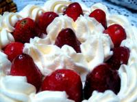 Tort cu piscoturi, frisca si fructe Tort cu piscoturi, frisca si fructe